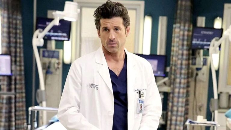 Patrick Dempsey como Derek Shepherd em cena de Grey's Anatomy usando jaleco no hospital