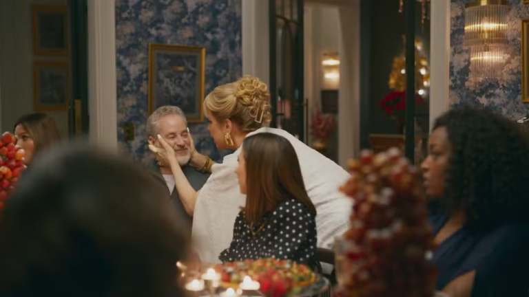 Pilar homenageia Ademir pela condenação de Adriana em Quem Ama Cuida