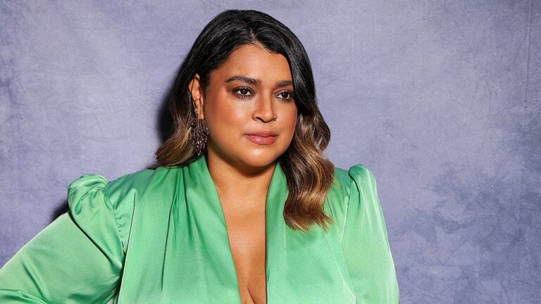Preta Gil posa com vestido verde e brincos longos em retrato divulgado durante evento público