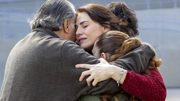 Família se abraça emocionada em cena da série Quem Ama Cuida após reencontro entre os personagens