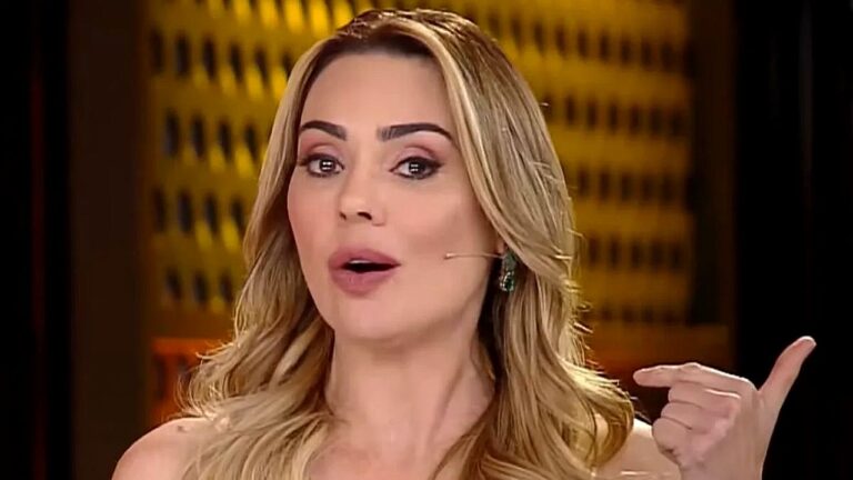 Rachel Sheherazade fala com microfone de lapela durante programa de TV e faz gesto com a mão enquanto comenta assunto