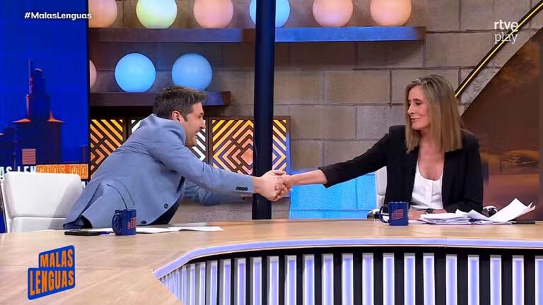 Apresentadores apertam as mãos durante o programa Malas Lenguas, da RTVE, em debate no estúdio