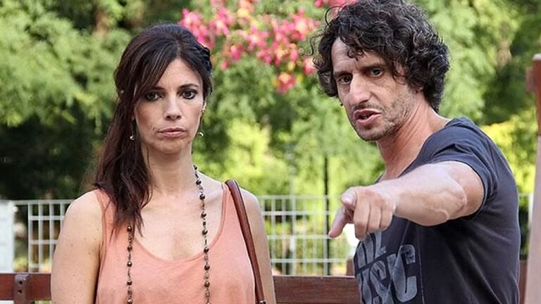 Casal se abraça e troca olhares durante festa em cena do filme Sem Filhos