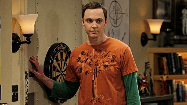 Sheldon Cooper encosta na porta do apartamento em cena da série The Big Bang Theory