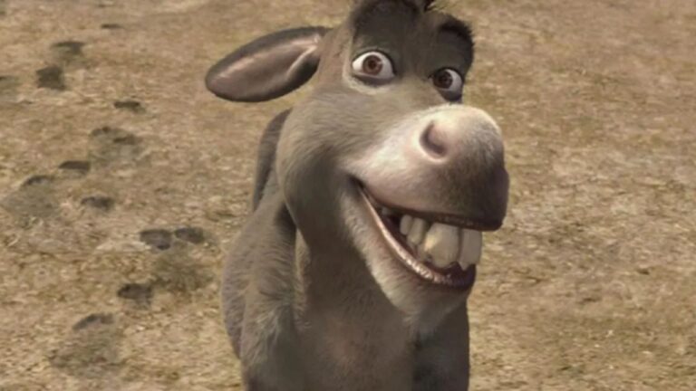 Burro sorri com expressão divertida em cena da animação Shrek