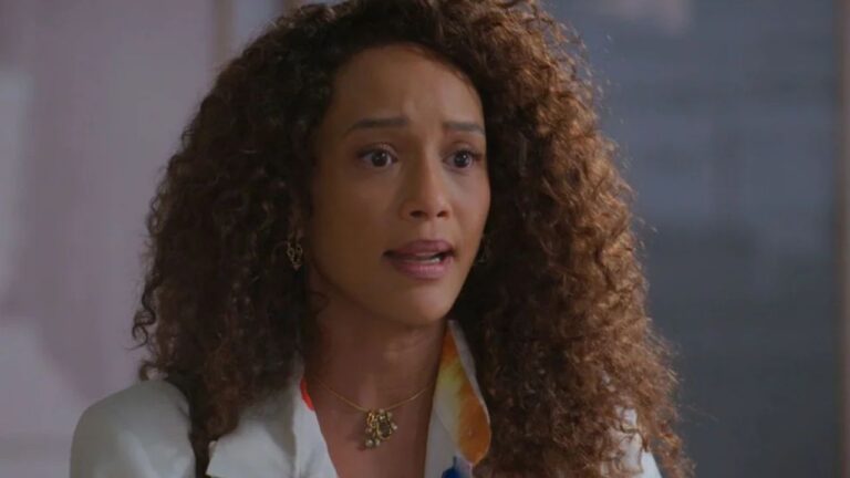Taís Araujo com expressão aflita em cena da novela Vale Tudo durante conversa decisiva com outro personagem