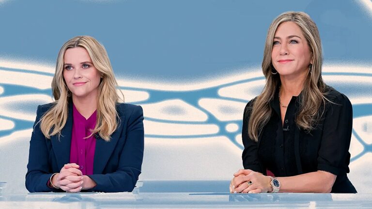Reese Witherspoon e Jennifer Aniston na bancada do telejornal fictício em cena da série The Morning Show