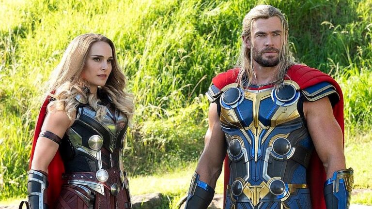 Thor em trajes de super-heróis durante cena do filme Thor: Amor e Trovão ao ar livre