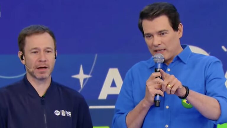 Tiago Leifert e Celso Portiolli com microfones no Torcida SBT, diante de painel azul do programa