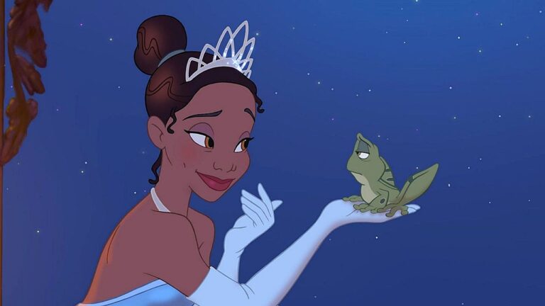 Princesa Tiana sorri para o sapo Naveen em cena da animação A Princesa e o Sapo