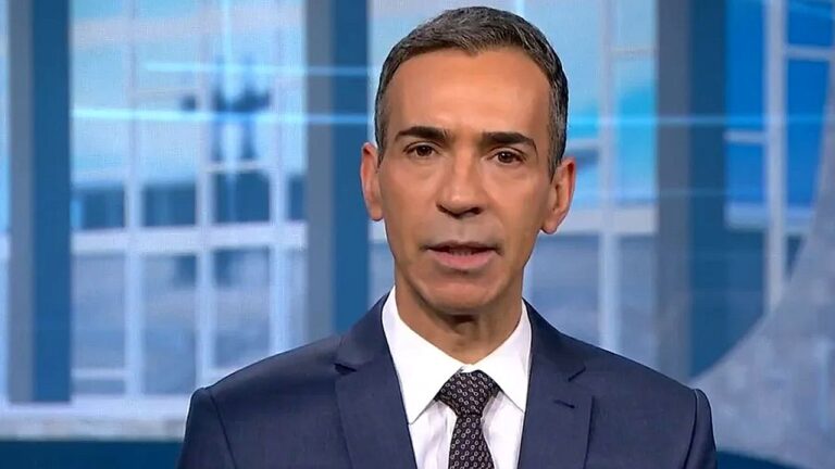 César Tralli apresenta telejornal da TV Globo usando terno e gravata diante do cenário do estúdio