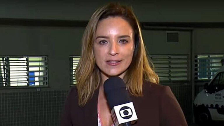 Veruska Donato segura microfone da TV Globo durante entrada ao vivo em reportagem externa