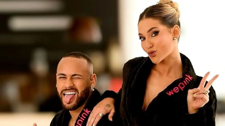 Virginia Fonseca e Neymar posam juntos sorrindo e fazendo gestos em foto compartilhada nas redes sociais