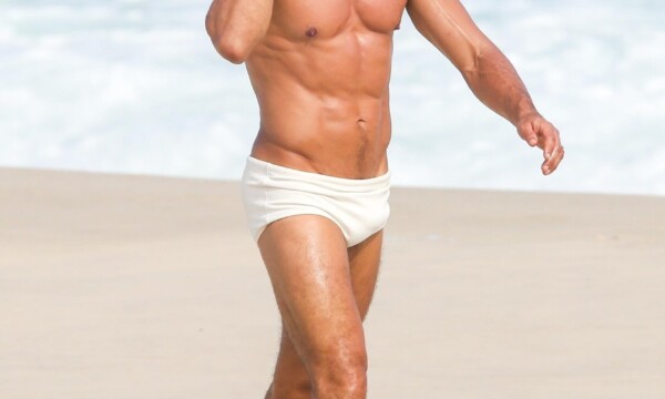 Cauã Reymond (foto: Dilson Silva/AgNews) Cauã Reymond durante gravações do remake de Vale Tudo na praia da Barra da Tijuca, no Rio de Janeiro, usando sunga branca e falando ao celular enquanto caminha na areia