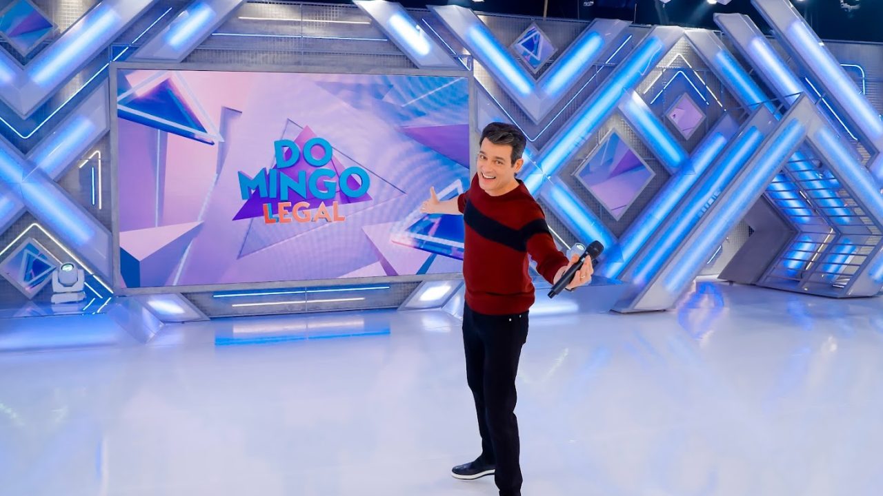 Imagem com foto em que Celso Portiolli posta no cenário do Domingo Legal