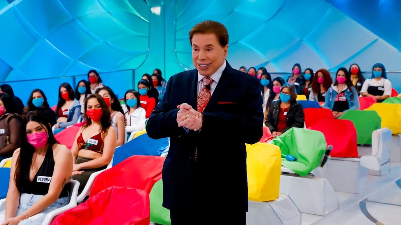 Imagem com foto do apresentador Silvio Santos no auditório do seu programa no SBT