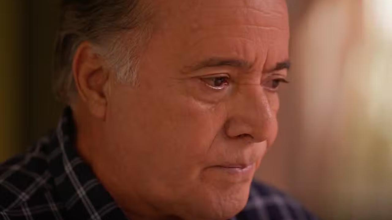 Abel é notificado pela oficial de justiça em Dona de Mim