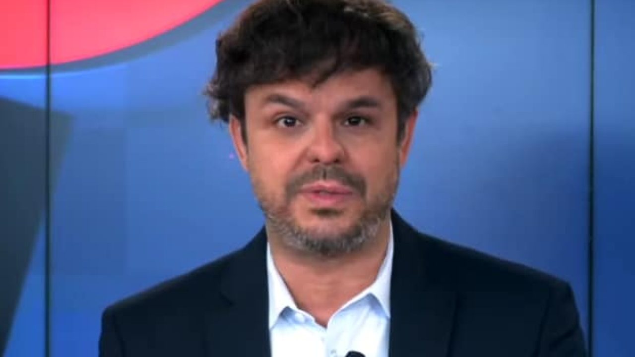 Imagem com foto do comentarista Adrilles Jorge