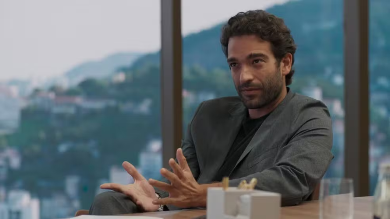 Afonso sente o peso da traição e tenta enganar Fátima em Vale Tudo