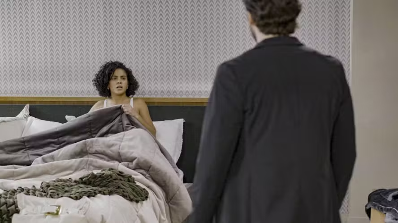 Afonso vai até o apart hotel após ter recebido informações de Sardinha sobre Fátima em Vale Tudo