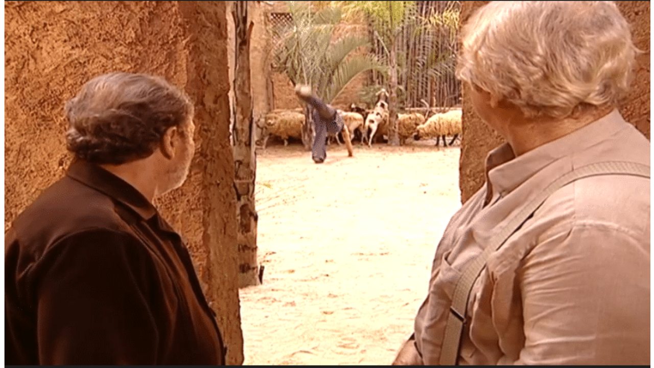 Albieri e TIo Ali nas ruínas em O Clone