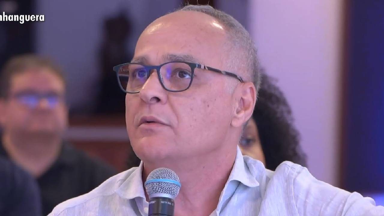 Amauri Soares segura microfone e fala durante evento da TV Anhanguera