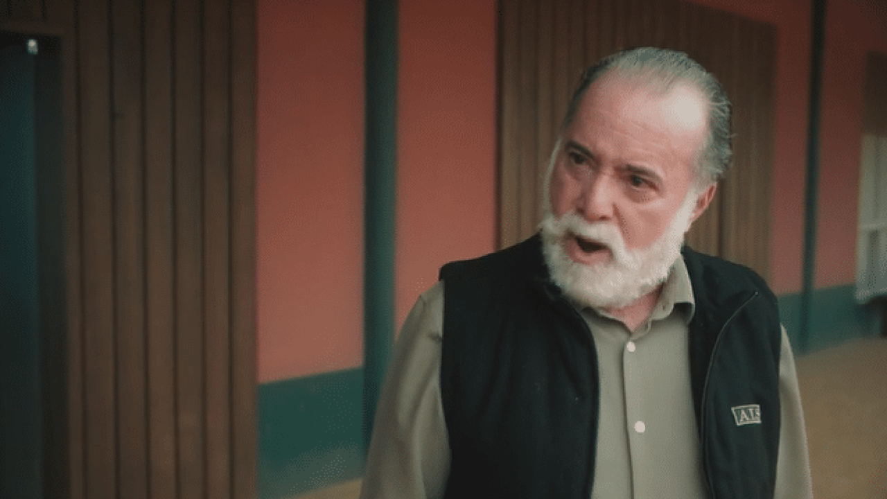 Antônio está inconformado de ficar sem a água de Aline e tenta de todos os meios para prejudicar a garota em Terra e Paixão