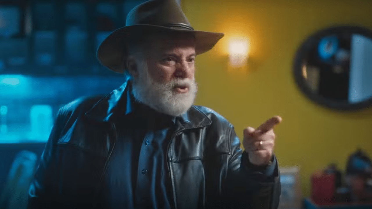 Antônio tenta atemorizar Aline para ir embora com os gêmeos que está esperando em Terra e Paixão