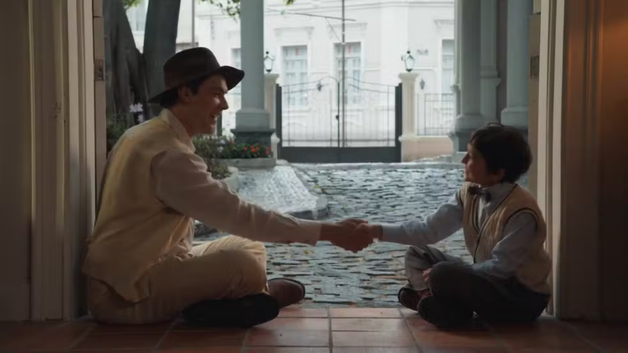 Após Policarpo avisá-lo, Candinho acha Samir escondido em Êta Mundo Melhor!