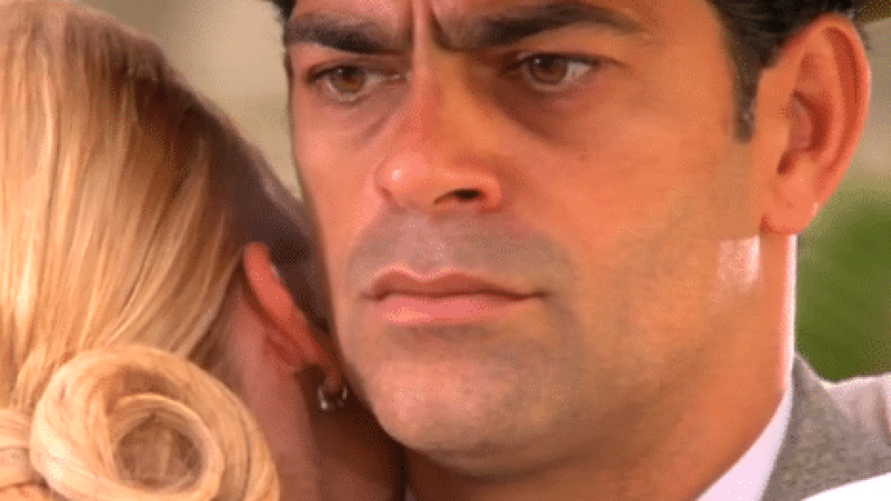 Após passar a noite com Cristina, Rafael resolve reparar o erro e pede a moça em casamento em Alma Gêmea