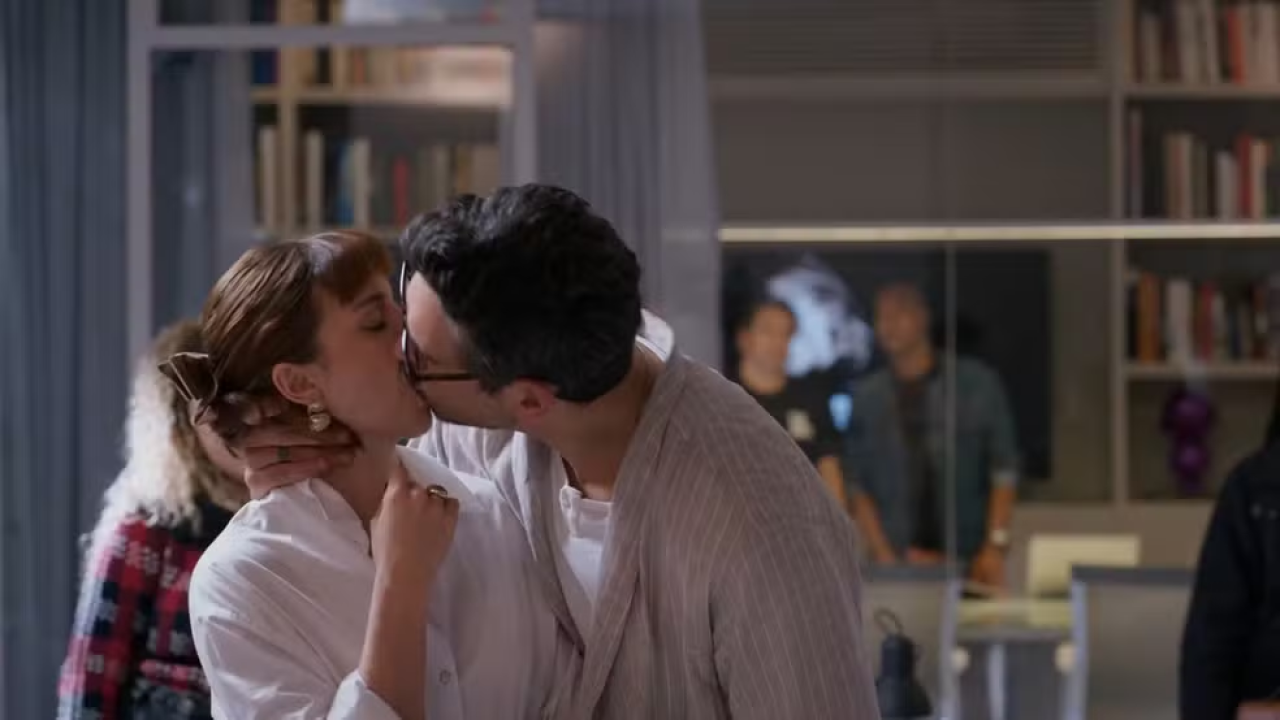 Após saia justa no encontro com Afonso e Fátima, Solange e Renato contam aos colegas sobre eles em Vale Tudo