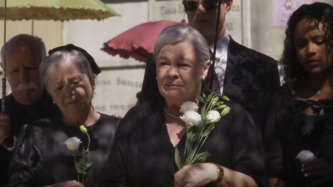 Arlete recebe a notícia de que os restos mortais de sua filha já estão disponíveis em Garota do Momento