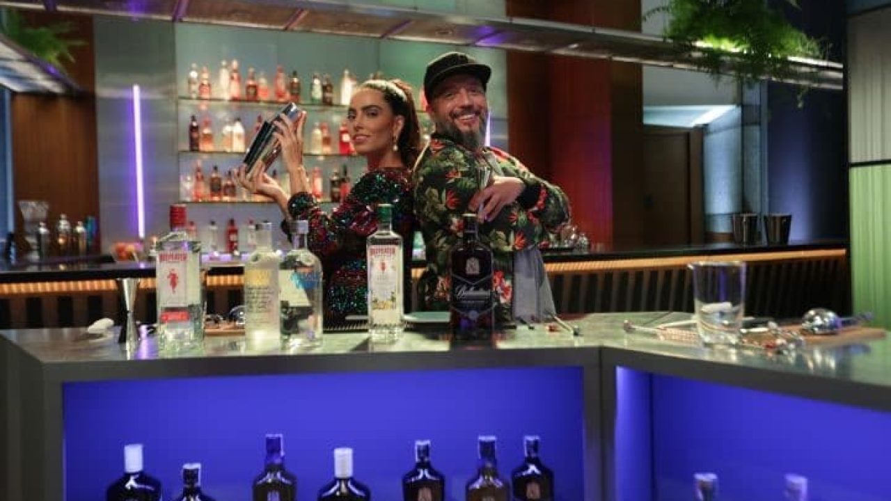 Imagem dos apresentadores Laura Vicente e Marcio Silva