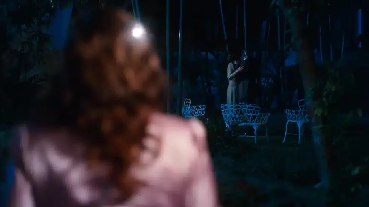 Úrsula presencia o beijo de Violeta e Eugênio em Além da Ilusão