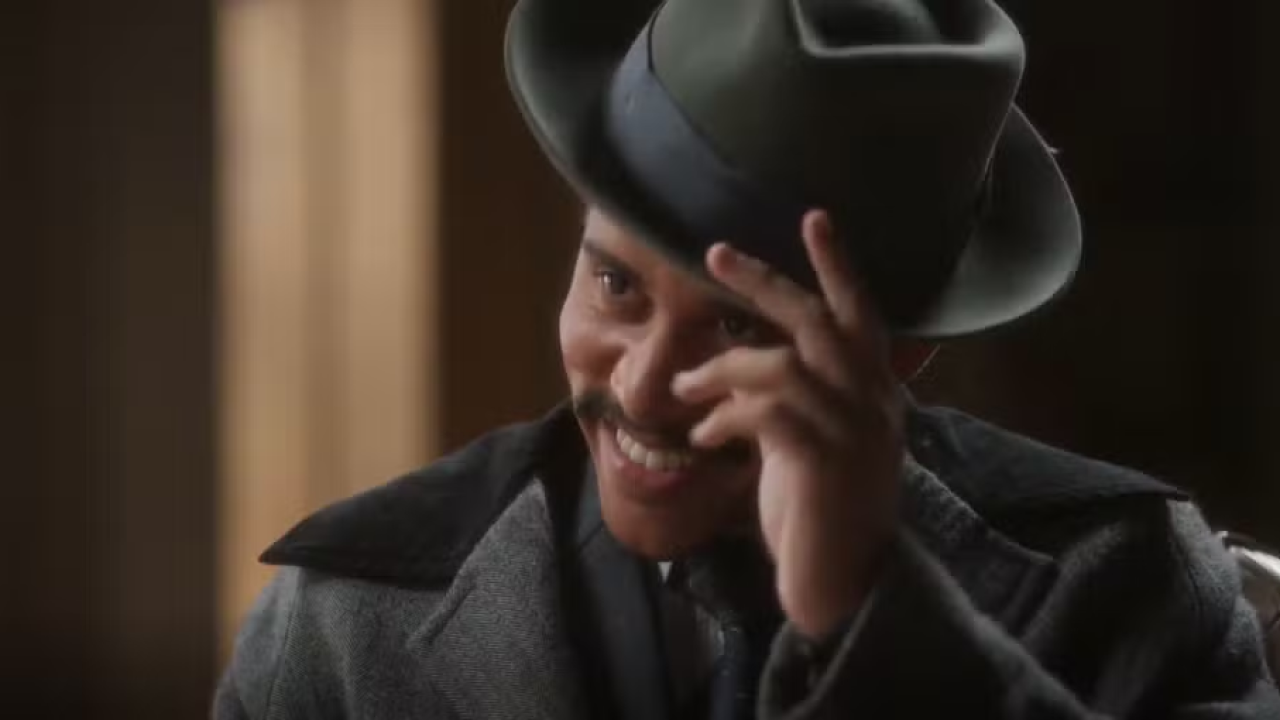 Basílio mostra os documentos que reuniu para Juliano e exige uma vaga na Perfumaria Carioca em Garota do Momento