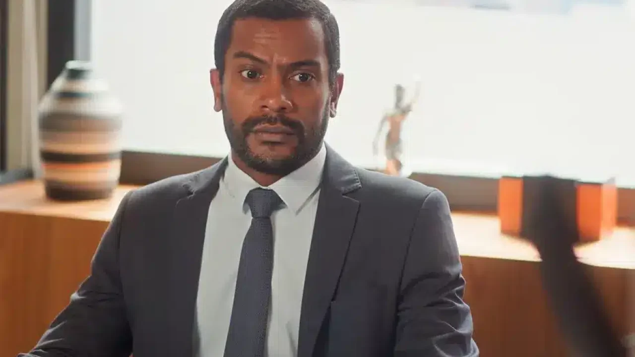 Ben será avisado que todos terão que refazer o teste de DNA, porque o sistema do laboratório foi corrompido em Vai na Fé