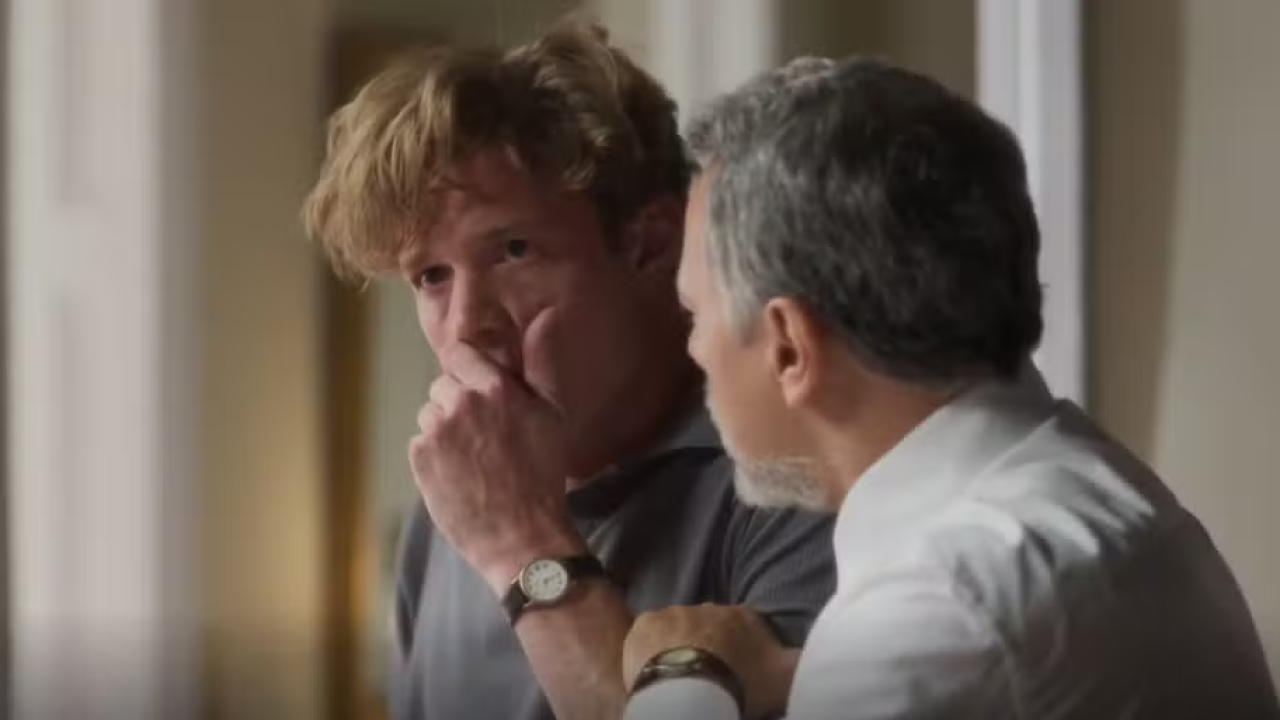 Beto cai na armadilha de Bia e acaba levando a pior em Garota do Momento