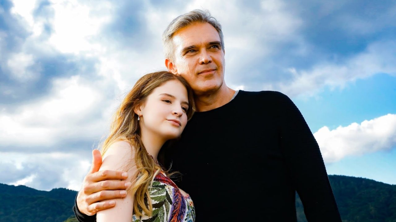 Imagem com foto dos atores Sophia Valverde e Dalton Vigh em cena de Poliana Moça