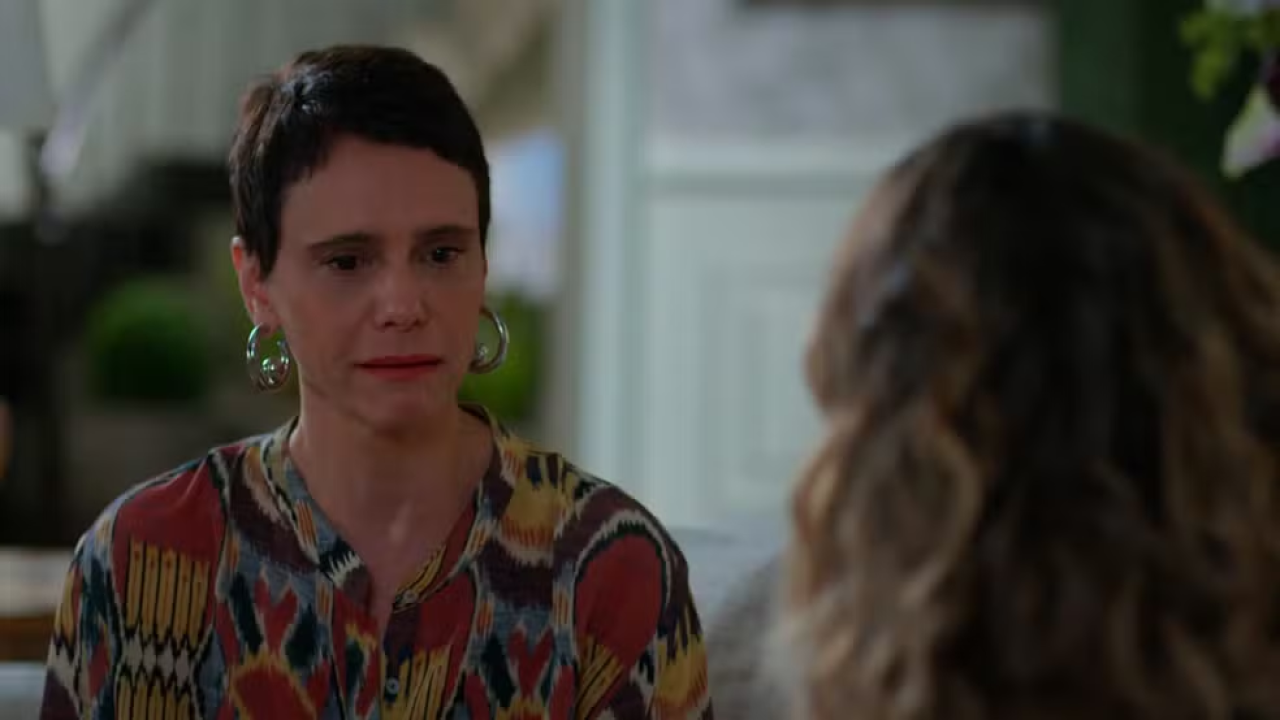 Celina se sente sem forças para ajudar Heleninha em Vale Tudo