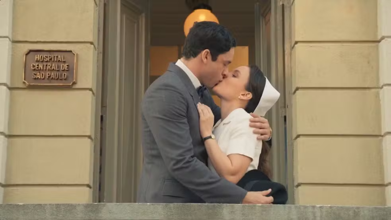 Celso consegue reconquistar Estela e os dois se beijam em Êta Mundo Melhor!