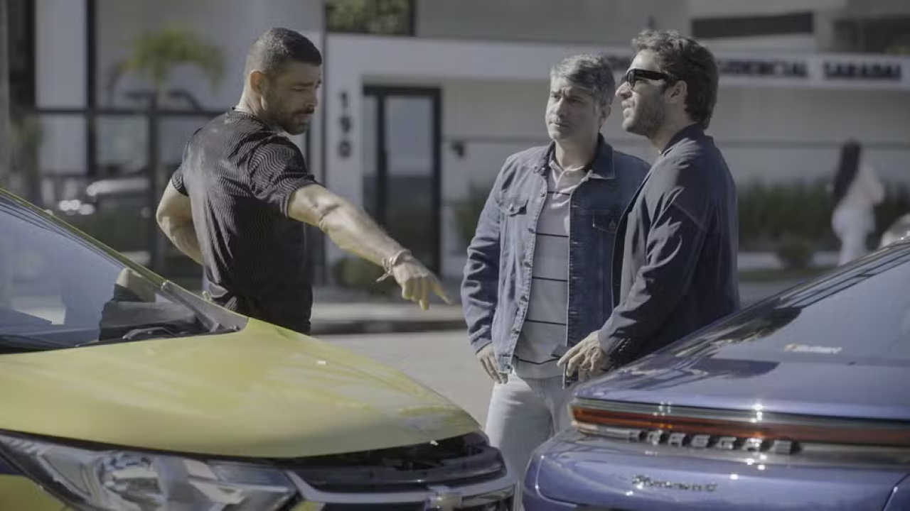 César assume pagar o conserto do carro de Afonso em Vale Tudo