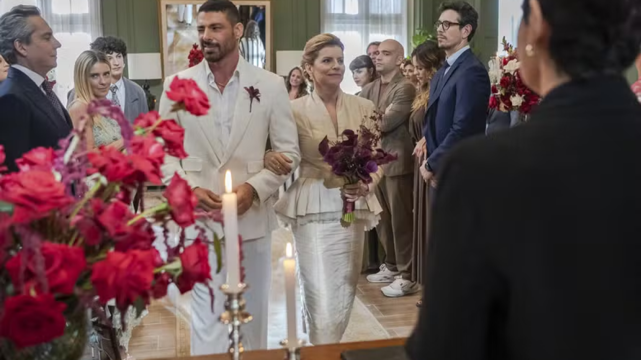 Chega o dia do casamento de César e Odete na mansão de Celina em Vale Tudo