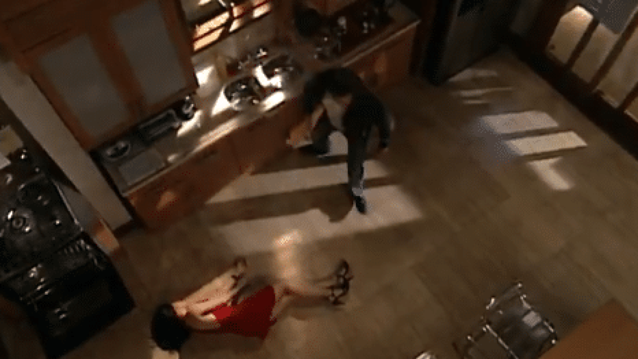 Daniel encontra Taís caída em sua cozinha em Paraíso Tropical