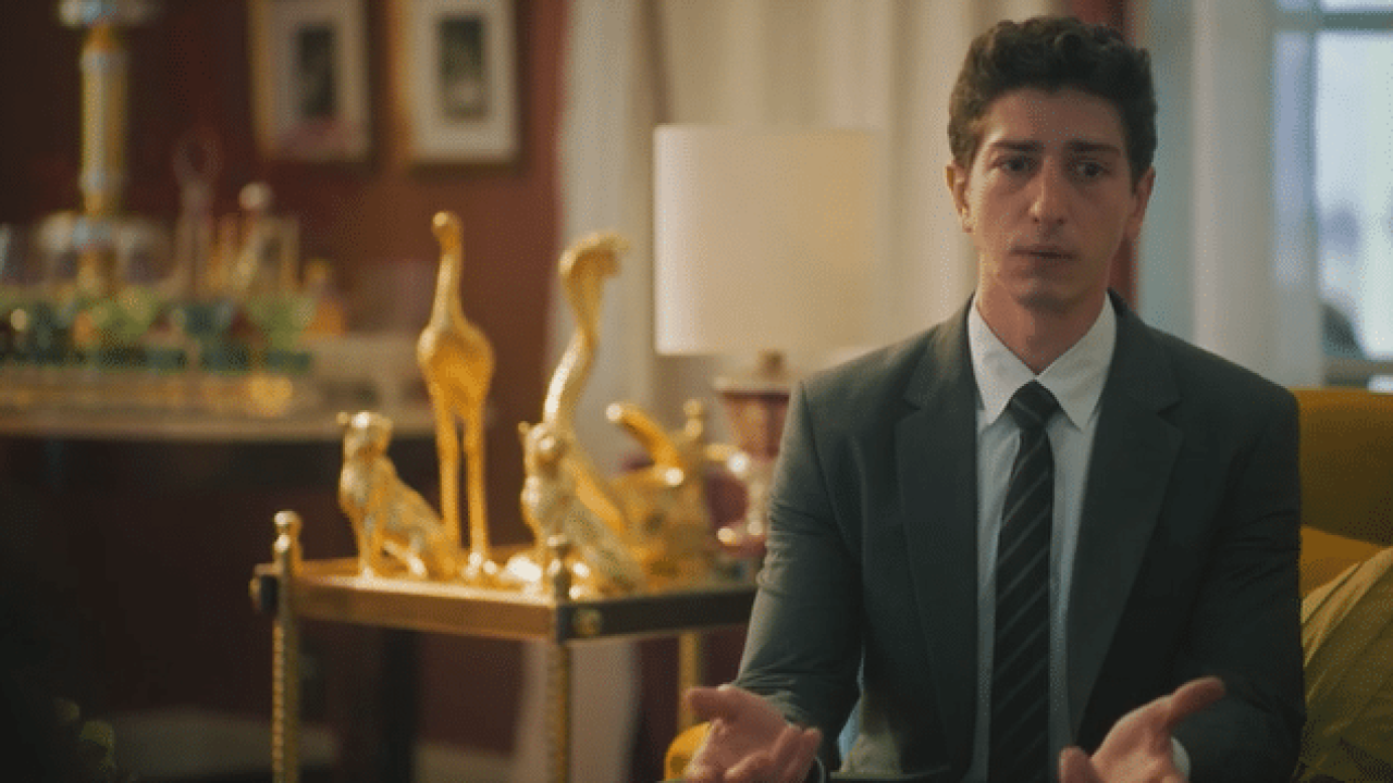 Daniel se arruma para encontrar Aline no baile sertanejo e Irene desconfia em Terra e Paixão