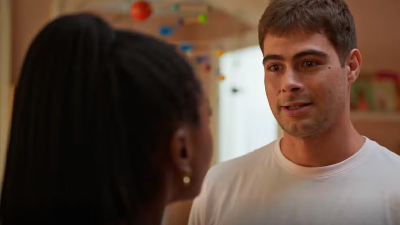 Davi se aproveita da proximidade com Leona para assediá-la em Dona de Mim