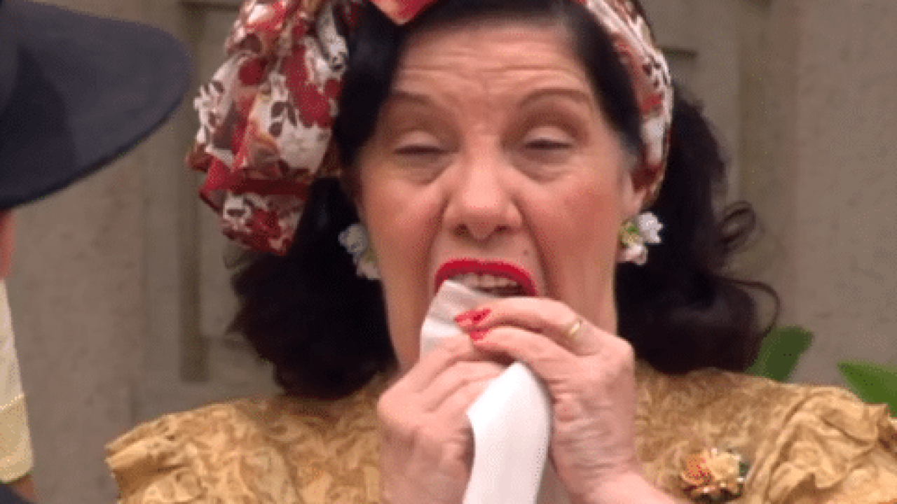 Divina pede para ver o contrato de compra e venda da pensão em Alma Gêmea