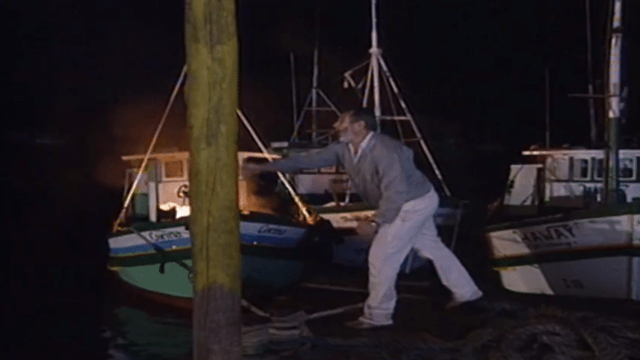 Donato compra líquido inflamável para colocar fogo nos barcos de Marcos em Mulheres de Areia