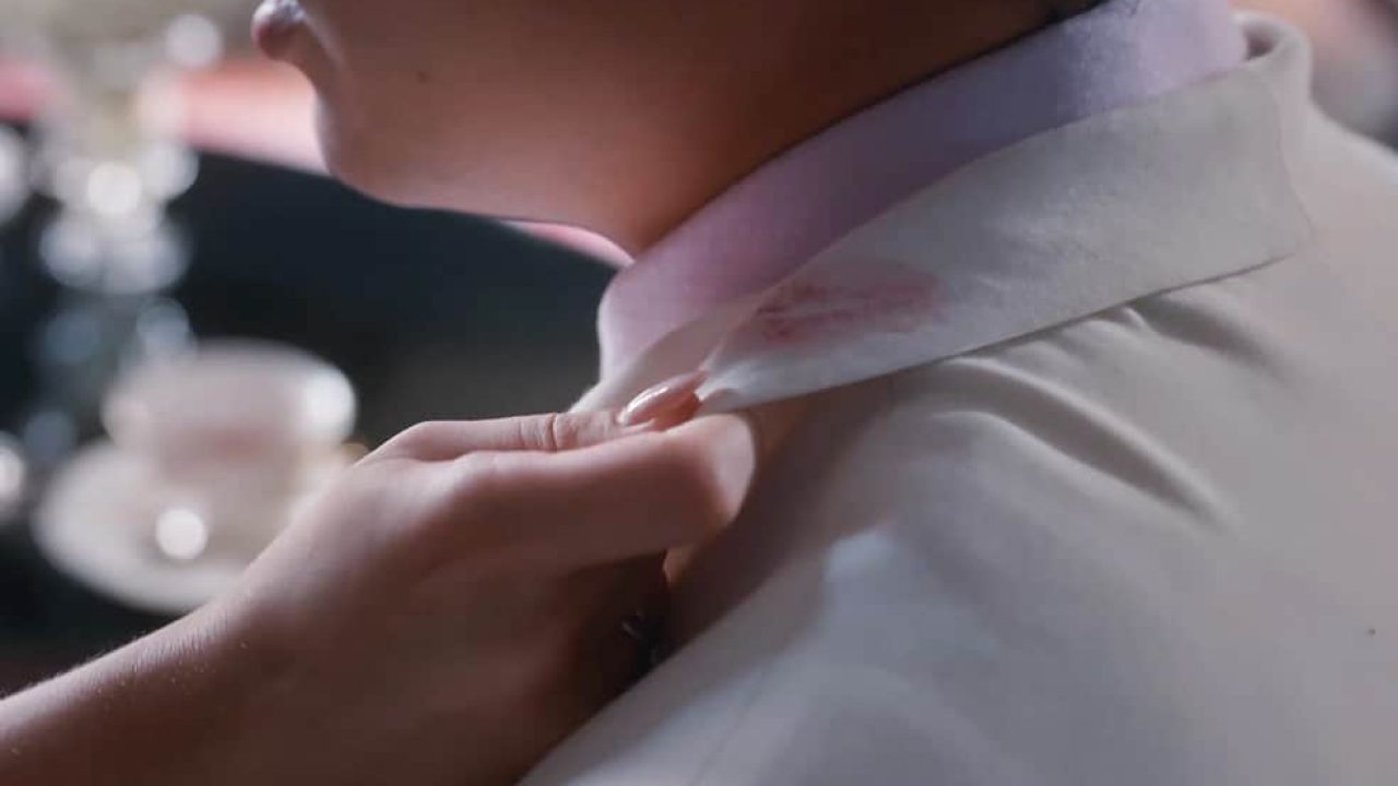 Dorinha acha uma marca de batom em Joaquim em Além da Ilusão