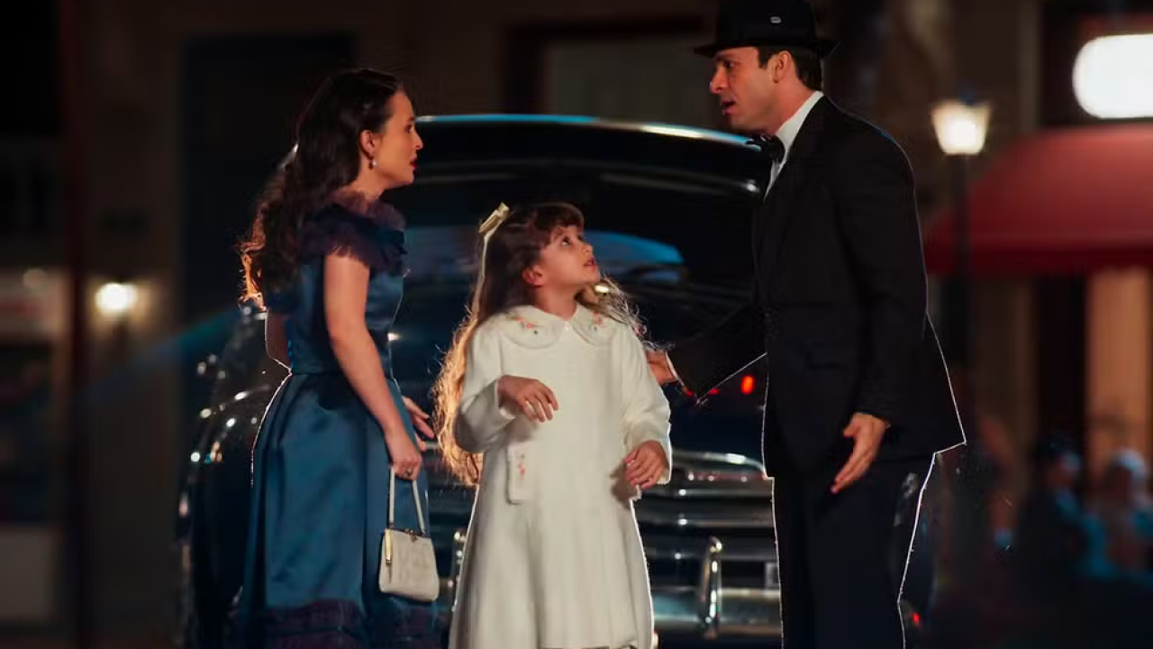 Estela se assusta com carro misterioso e quase é atropelada em Êta Mundo Melhor!