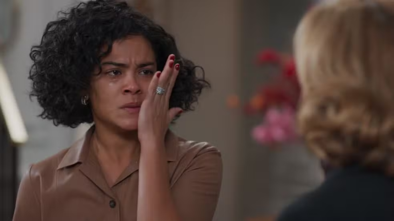 Fátima é expulsa da casa de Celina e só pode pegar as suas roupas de solteira em Vale Tudo